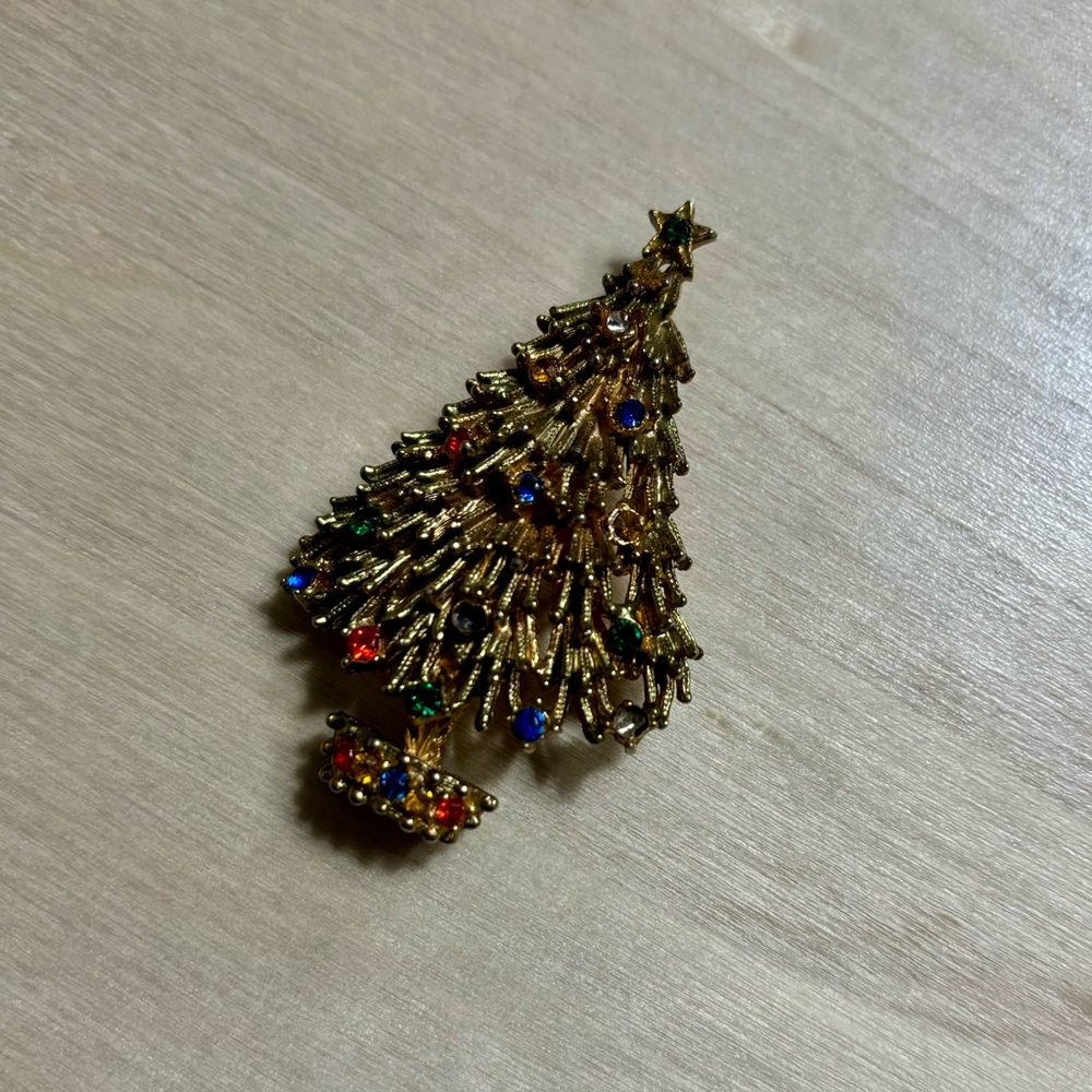 Gold Tone Christmas Tree Brooch with Multicolor Accents Stones